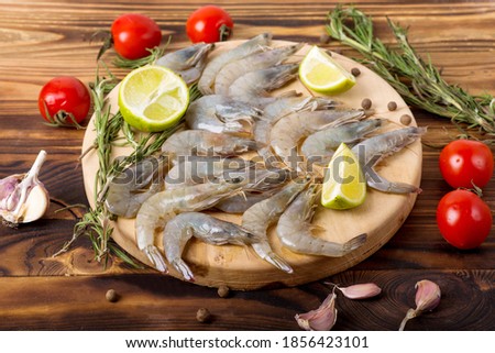 Raw tiger shrimps on the wood board. raw shrimp on wooden table