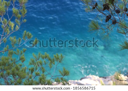 View from above of an turquoise sea water from a cliff