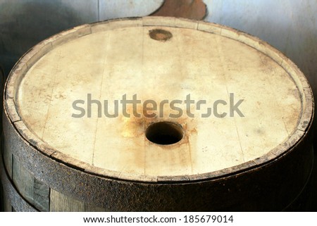close-up picture of the upper part of a rum-barrel