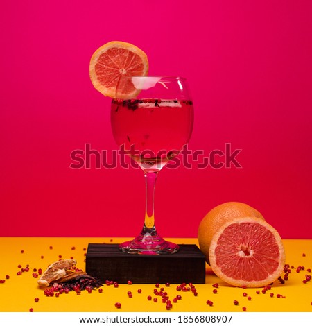 
glass of gin with spices and fruits