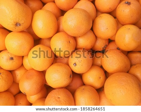 A picture of oranges at the supermarket in the fruit area.