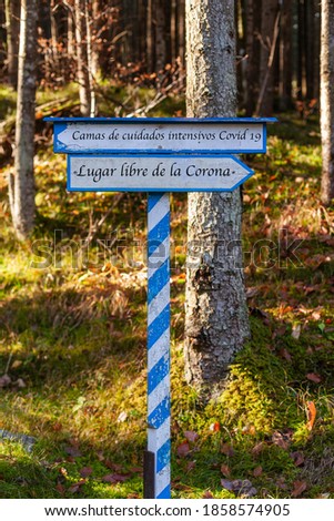 White-blue signpost indicating the direction to go. Corona free space or intensive care beds. Lettering in Spanish language