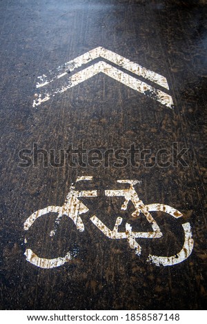 Bike sign on road in winter