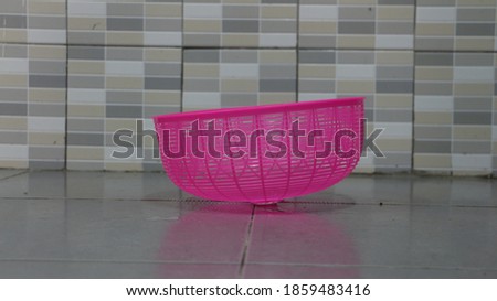 Large pink food basket , Take pictures while the basket is being put upside down