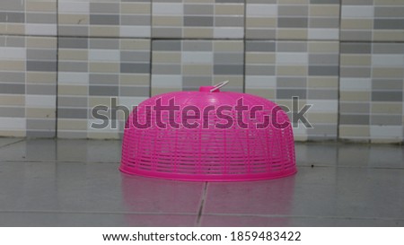 Large pink food basket , Take pictures from the side