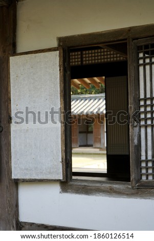 
From Jangneung in Gimpo, you can see the wooden door of a hanok house.