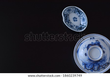 picture rice bowl. with picture small plate.

This is a very fine example of Japanese traditional antique “ imari ware ”
 
black background・soft focus image.