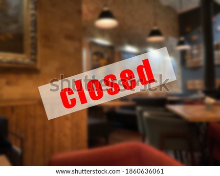 A warning sign that  the cafe, restaurants are closed.

