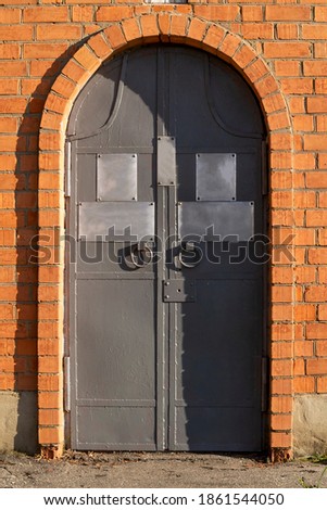 wicket door to the street, architectural elements