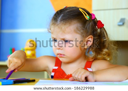 Little girl draws 