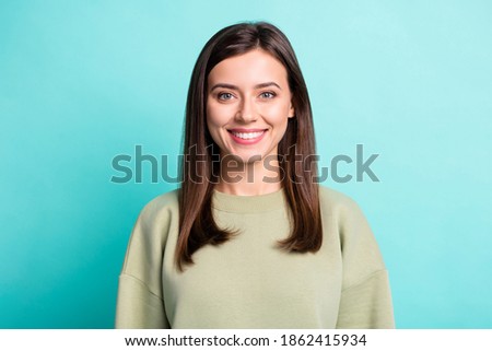 Photo portrait of smiling woman isolated on vivid teal colored background