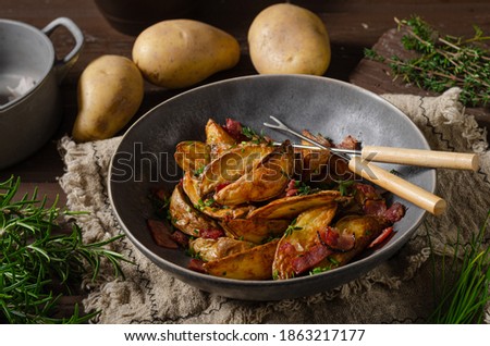Grilled potatoes with bacon, herbs and bio garlic