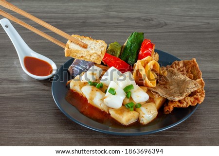 A rice noodle roll (also translated as steamed rice roll) can either eat with sweet sauce or curry sauce
