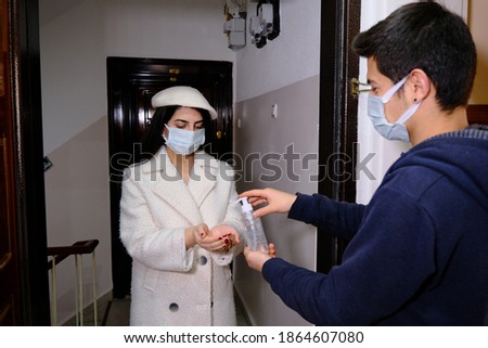 Due to the corona pandemic, hand sanitizer is served before the guest enters the house.