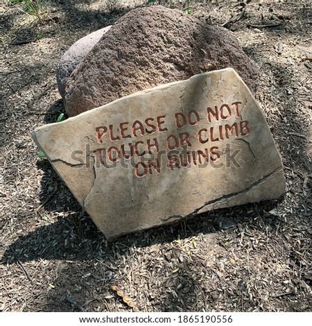 Rock sign that reads:  Please Do Not Touch or Climb on Ruins