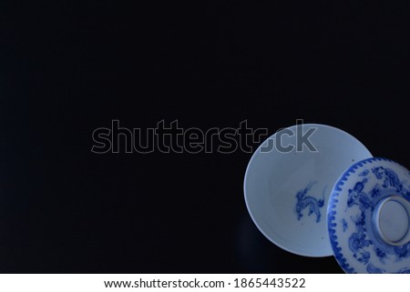 picture rice bowl. 
This is a very fine example of Japanese traditional antique “ imari ware ”. 

black background・soft focus image.