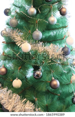 Chrismas tree with different complements and colors