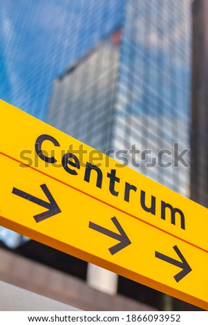 City sign in Rotterdam with the Dutch text 'centre' and arrows showing the direction to the city centre