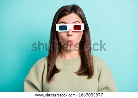 Photo portrait of impressed woman wearing 3d glasses isolated on vivid teal colored background