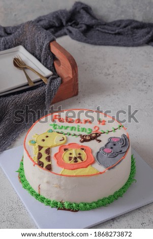 Birthday cakes with animal themes are usually used for children's birthday themes.