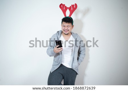 A handsome guy wearing a fancy reindeer antler.
Christmas celebration ideas