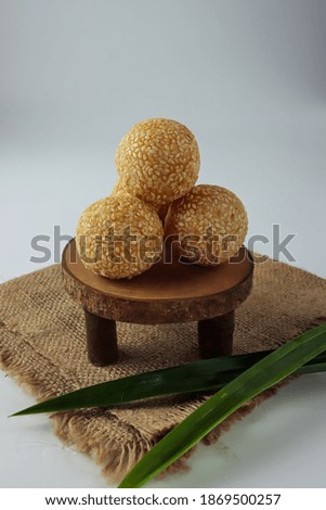 Onde onde, Jian Dui or sesame seed balls is a type of fried Chinese pastry made from glutinous rice flour and coated with sesame seeds filled with bean paste.