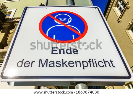 no mandatory face masks sign in germany - translation: no mandatory face masks