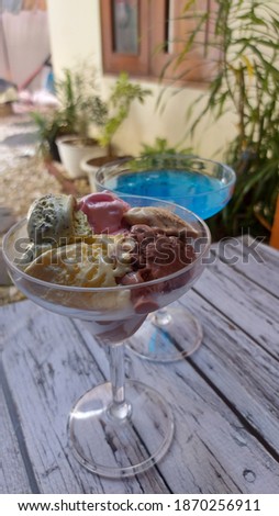 Ice cream and cold fizzy drinks are especially delicious when served in the heat. Ice cream with various flavors and colors. There are flavors of strawberry, chocolate, vanilla and others.