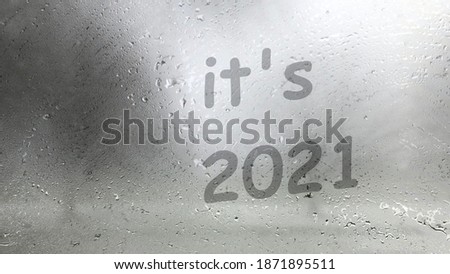 it's 2021 written on foggy window.
