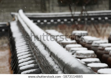 White snow falls on Korean traditional fences and Jangdokdae, making it look great.