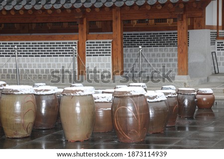 White snow falls on Korean traditional fences and Jangdokdae, making it look great.
