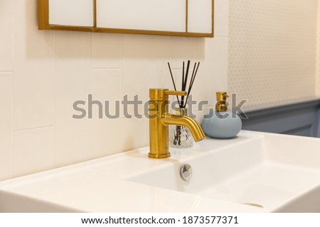 Faucet and water flow on bathroom