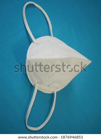 white mask that is used by medical personnel before examining their patients