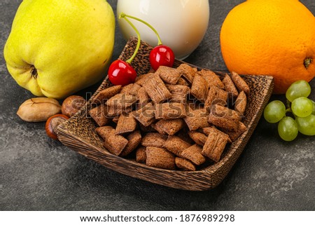 Breakfast with corn chokolate pads, fruits and milk
