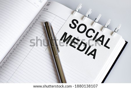 text SOCIAL MEDIA on short note texture background with pen