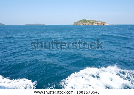 Pictures of sea views and seascapes And the islands in the middle of the sea with clear skies in Thailand