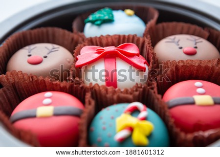 Christmas-themed cupcakes in trays to give a special gift to a happy Christmas season