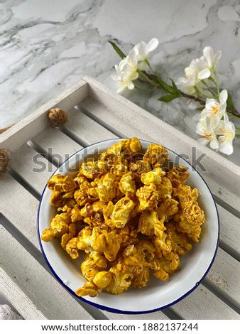 Sweet caramelized popcorn . selective focus and for food photography