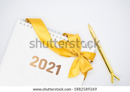 A gift-like year 2021 calendar with a ribbon