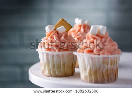 Cupcake with marshmallow and crackers