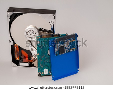 different types of computer drives, hard disk drives and SSD drives of different generations, data transfer, read and write speed
