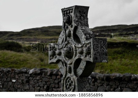 Picture of a Celtic cross in a cemetery