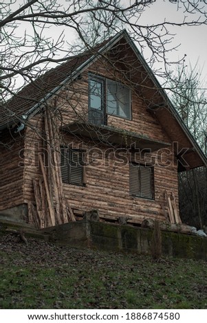 Picture of an unfinished wooden cottage