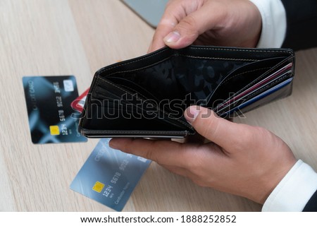 A business man with an empty wallet Economic downturn