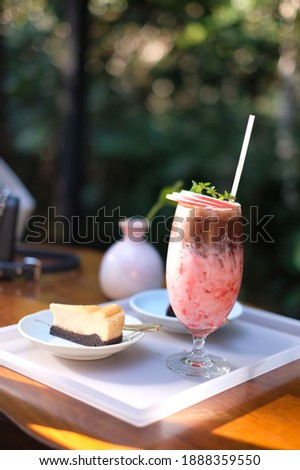 A picture of strawberry mixed with chocolate with apples topping serve with cheesecake.