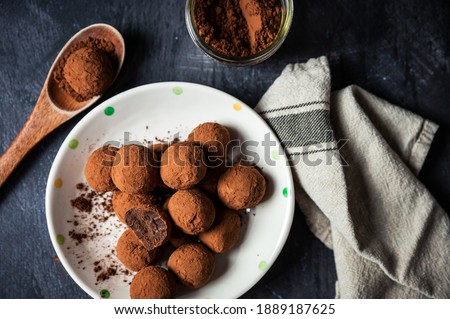 Dark Chocolate Truffle With Cocoa Powder