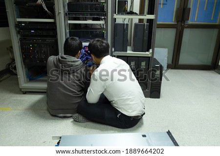 The company team is installing the host computer in the hospital.