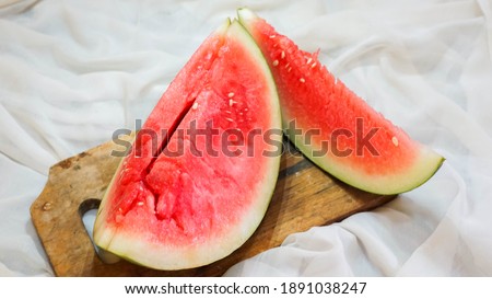 Watermelon (also known as tembikai [1] or mendikai [1]) (Citrullus lanatus, cucumber-cucumber family or Cucurbitaceae) is a vine native to the half-desert region of southern Africa. 