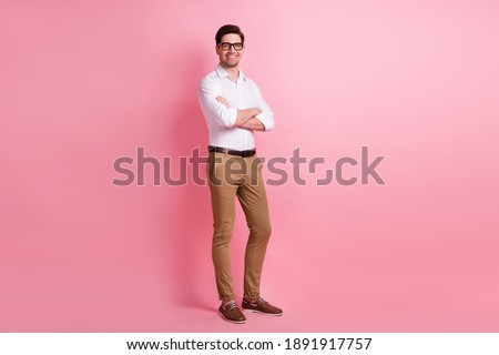 Photo portrait full body view of confident man with folded arms isolated on pastel pink colored background