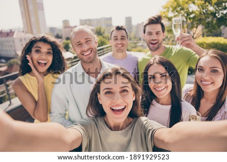 Photo portrait of cheerful friends company on meeting taking selfie smiling drinking champagne outside on the roof